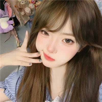 她行走于黑暗中